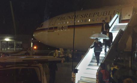 La Merkel scende dall'aereo © AP