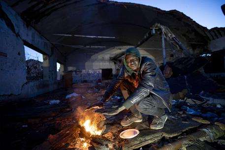 Un migrante che viveva nello stabile sgomberato, foto Peri/Percossi © ANSA