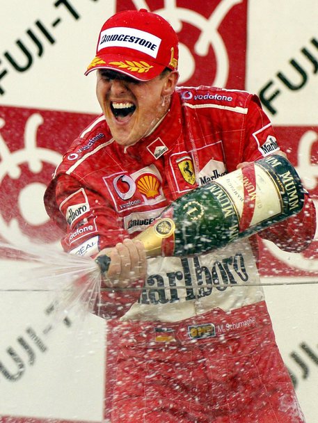 Micheal Schumacher festeggia la vittoria a Suzuka il 10 ottobre 2004 © ANSA