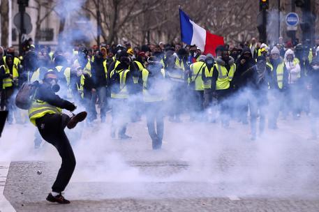 Le proteste dei gilet gialli a Parigi © EPA