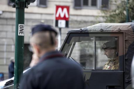 Carabinieri e militari alla stazione della metro di piazza Barberini dove il caporal maggiore si e' tolto la vita © ANSA