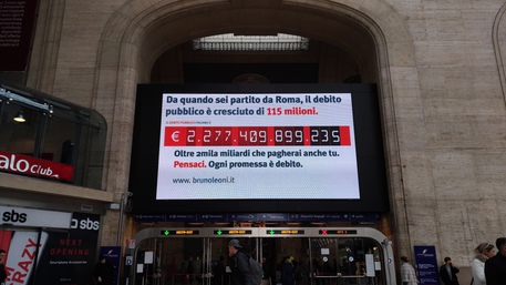 Il 'contatore del debito pubblico' presente sul Maxi-Led della Stazioni di Milano Centrale © ANSA