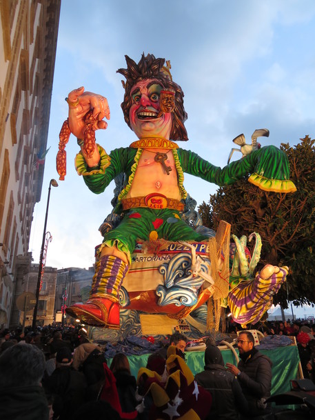 Carnevale a Napoli, per le strade della città bambini vestiti a festa