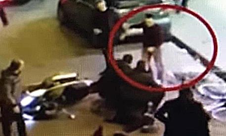 Un fermo immagine tratto da un video pubblicato da Meridiano News mostra il gioielliere con la  pistola in mano dopo la rapina subita, Frattamaggiore (Napoli) © ANSA