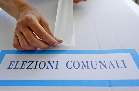 Comunali: Napoli , preparativi seggi per il ballottaggio © ANSA