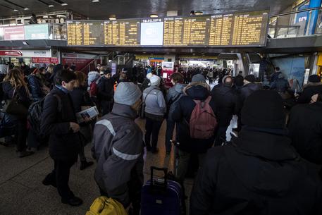 Viaggiatori in attesa dei treni alla stazione Termini © ANSA
