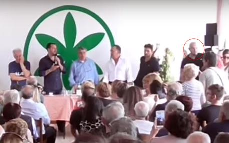Il fermo immagine tratto da un video postato sul Youtube mostra Luca Traini durante un comizio di Matteo Salvini © ANSA