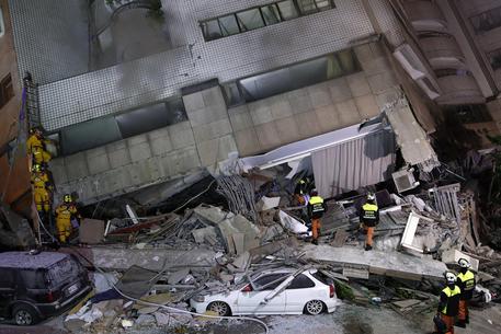 Terremoto a Taiwan, in 30 intrappolati sotto un albergo © EPA