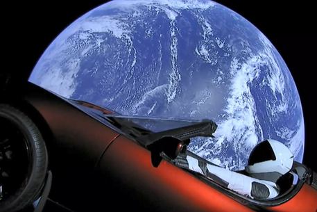 La Tesla Roadster in volo sulla Terra, dopo il lacio con il Falcon Heavy (fonte: SpaceX) © Ansa