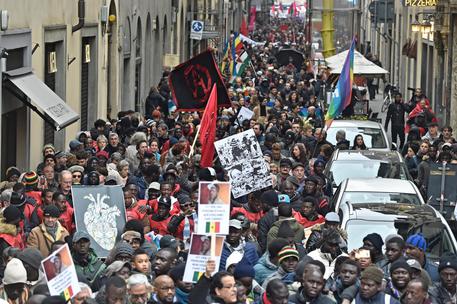 Ucciso a Firenze: migliaia a corteo antirazzista per Idy © ANSA