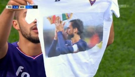 Il fermo immagine tratto da Sky mostra il giocatore della Fiorentina, Vitor Hugo, mentre esulta per  il goal con una maglietta in ricordo del compagno di squadra Davide Astori © ANSA