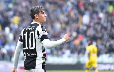 Juventus-Udinese 1-0: al 21' magia di Dybala, l'argentino calcia all'incrocio dei pali sul calcio di punizione dal limite. © ANSA