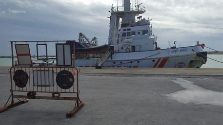La nave Open Arms della Ong spagnola Proactiva sotto sequestro nel porto di Pozzallo © ANSA