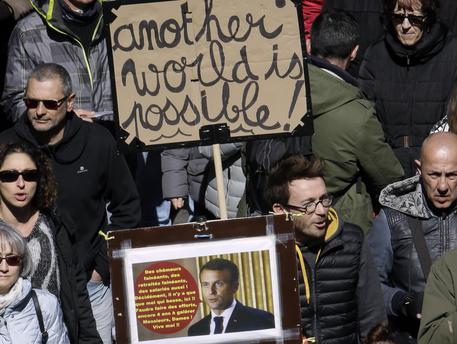 Un momento di una protesta contro Macron © AP
