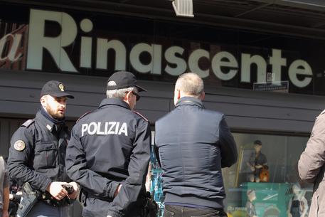 Polizia di fronte alla sede della Rinascente a via del Tritone © ANSA