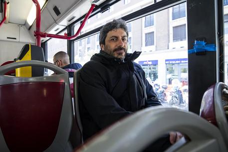 Roberto Fico in autobus a Roma ANSA/ANGELO CARCONI © ANSA