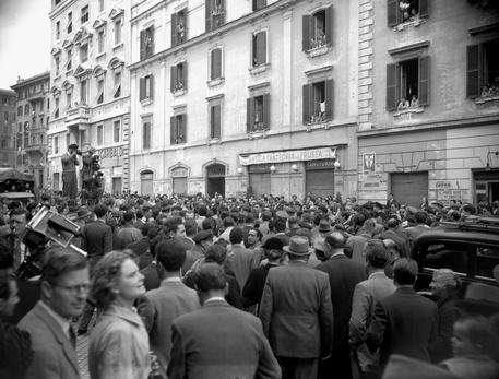 Una immagine storica del 1948 mostra la folla davanti ad un seggio elettorale © ANSA
