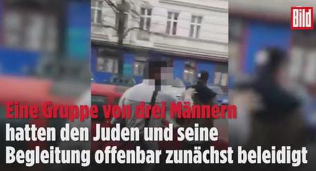 Aggressione antisemita a due giovani ebrei a Berlino, frame da video pubblicato da Bild online © ANSA