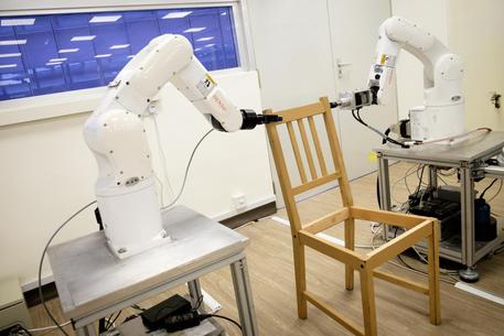 Due bracci robotici montano una sedia dell’Ikea in 8 minuti (fonte: NTU Singapore) © Ansa