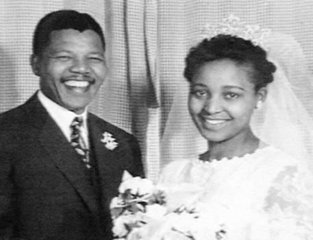Nelson Mandela e la prima moglie Winnie durante il giorno del loro matrimonio nel 1957 © ANSA