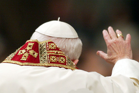 Papa Giovanni Paolo II saluta in una immagine d'archivio del dicembre 2002 © ANSA 