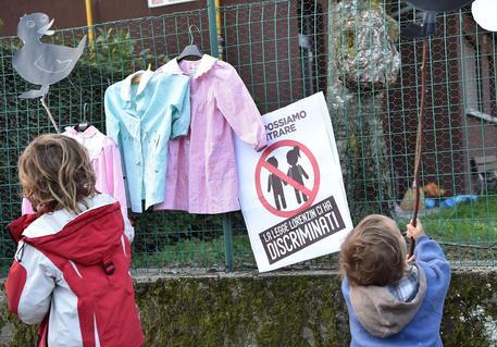 Vaccini: 'No Vax' in piazza per sostenere bimba esclusa © ANSA