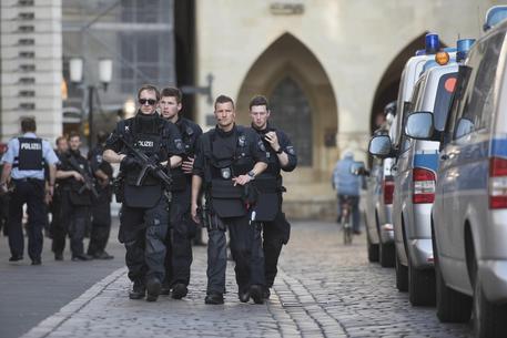 Agenti nel centro di Münster, dopo l'attacco © AP