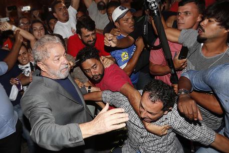 Lula si è consegnato alla polizia © EPA