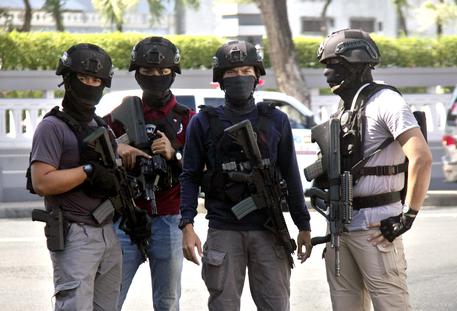 Polizia indonesiana di fronte al luogo dell'attentato © EPA