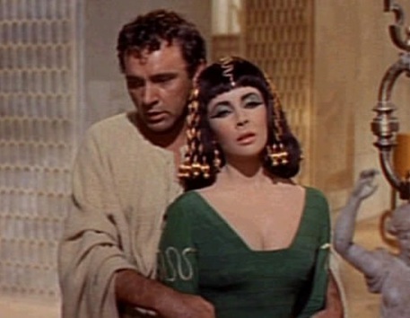 Un'immagine di Antonio e Cleopatra nel film interpretato da Liz Taylor © Ansa