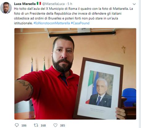 l tweet con cui il consigliere di Casapound del X Municipio di Roma, Luca Marsella, annuncia di  aver tolto la foto del presidente della Repubblica/Fb © ANSA