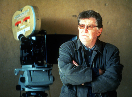 Il regista Ermanno Olmi sul set del film Il mestiere delle armi in una foto del 19 aprile 2001 © ANSA 