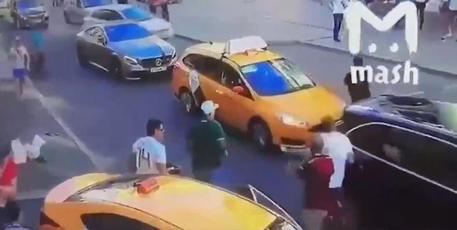 ++ Russia: video, taxi ha accelerato travolgendo pedoni ++ © ANSA