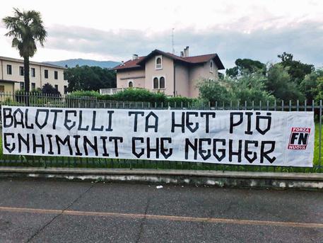 Striscione FN contro Balotelli a Brescia © ANSA