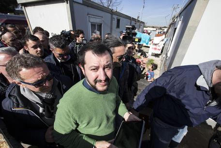 Il ministro dell'Interno Matteo Salvini in un foto d'archivio durante una visita a un campo rom © ANSA