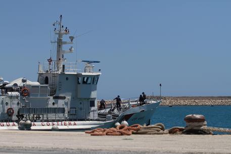 Una imbarcazione della guardia costiera esce dal porto di Pozzallo  (archivio) © ANSA 