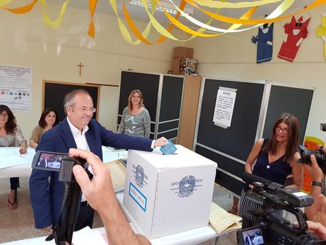 Il candidato sindaco del centrosinistra Riccardo Rossi vota per il ballottaggio a Brindisi © ANSA