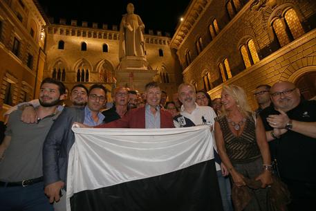 Il nuovo sindaco di Siena Luigi De Mossi (C) festeggia i risultati del ballottaggio delle elezioni  amministrative © ANSA