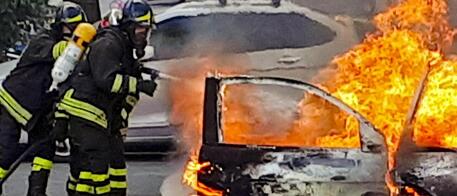 Auto in fiamme (Foto archivio) © ANSA
