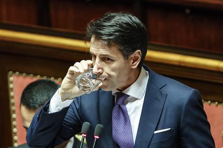 Il presidente del Consiglio Giuseppe Conte beve un bicchiere d'acqua in Senato durante le  dichiarazioni programmatiche, Roma 5 giugno 2018 © ANSA