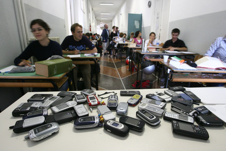 Foto d'archivio di alcuni cellulari sequestrati a scuola durante l'esame di maturità © ANSA 