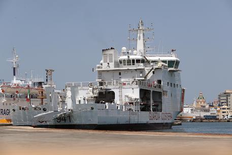 La nave Diciotti al porto di Trapani dopo lo sbarco dei 67 migranti © ANSA