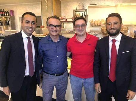 Una foto tratta dal profilo Facebook di Caffetteria Aurora mostra da sinistra, Luigi Di Maio, Fabio Bonaccorso e, a destra, Giancarlo Cancelleri, leader siciliano di M5S © ANSA