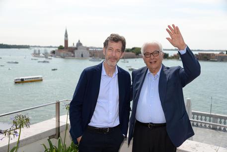 Il curatore della Biennale Arte, Ralph Rugoff, e il presidente della Biennale Paolo Baratta © ANSA