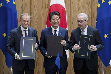 Jean-Claude Juncker, Shinzo Abe, Donald Tusk © AP