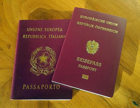Un'immagine che mostra un passaporto italiano e uno austriaco © ANSA