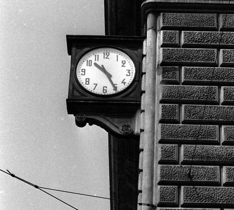 L'orologio all'esterno della stazione di Bologna fermo all'ora della strage © ANSA