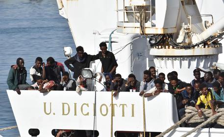 Migranti a bordo della nave Diciotti © ANSA