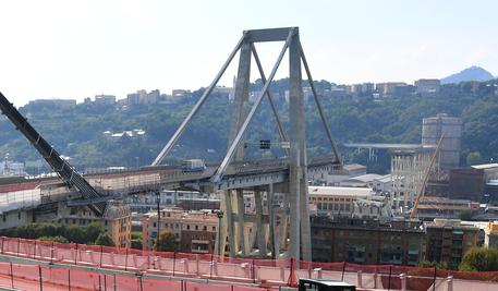 Una veduta di ponte Morandi dall'autostrada A7 prima del casello di Genova Ovest, 20 agosto 2018. ANSA/LUCA ZENNARO © ANSA