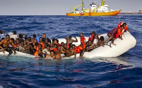 Migranti su un gommone a largo di Lampedusa (archivio) © AP
